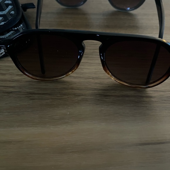 2 pairs of sunglasses 🕶️ banana republic & Dblanc - Picture 4 of 7